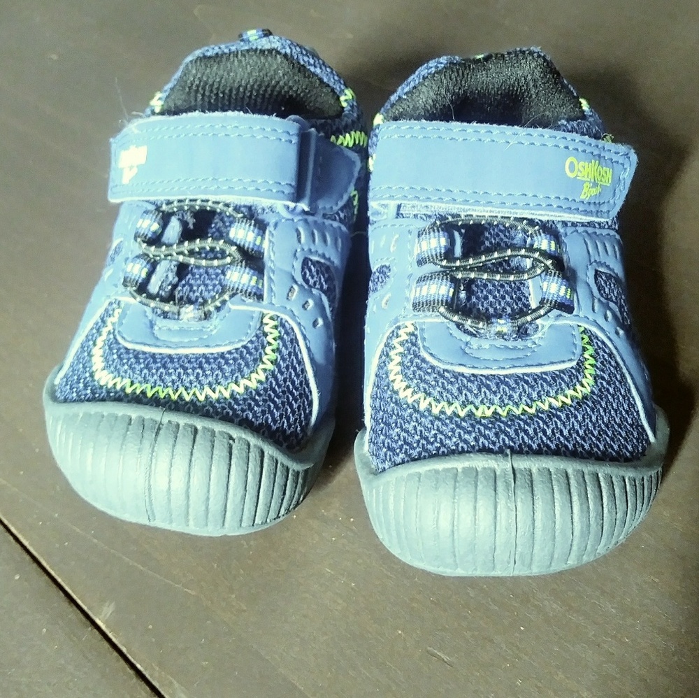 OshKosh Bgosh Boys Sandals Size 5 Wide